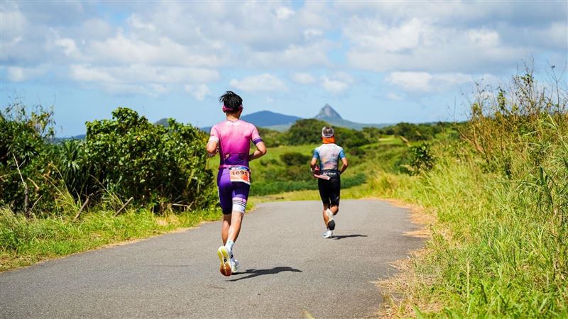 台灣人必做的事情從1.0版進階到2.0版，1.0版包括單車環島、登玉山、泳渡日月潭，再到2.0版的鐵人三項、越野跑與潛水（浮潛、自潛、深潛），台灣運動旅遊正進入「全齡全民」、「全島可動」時代，背後推動的不只是健康，更是綠色永續、地方創生與產業轉型。（圖／IRONMAN提供）