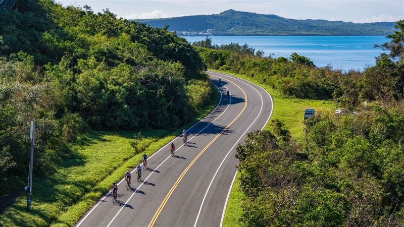 台灣人必做的事情從1.0版進階到2.0版，1.0版包括單車環島、登玉山、泳渡日月潭，再到2.0版的鐵人三項、越野跑與潛水（浮潛、自潛、深潛），台灣運動旅遊正進入「全齡全民」、「全島可動」時代，背後推動的不只是健康，更是綠色永續、地方創生與產業轉型。（圖／IRONMAN提供）