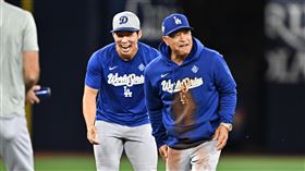 金慧成世界大賽第6戰賽前和總教練賽跑。（圖／美聯社／達志影像）