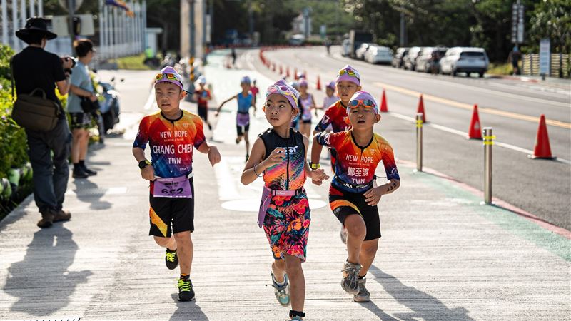 2025 MaiCoin IRONMAN 70.3 Kenting圓滿落幕，來自49國、逾1,500位選手齊聚墾丁挑戰山海賽道。韓國黃晳煕奪下總冠軍，台灣張綺文強勢連霸女子組，地表最強老爸許仁茂拿下國內男子第一，賽事釋出50席世界賽門票，氣氛沸騰！（圖／IRONMAN提供）