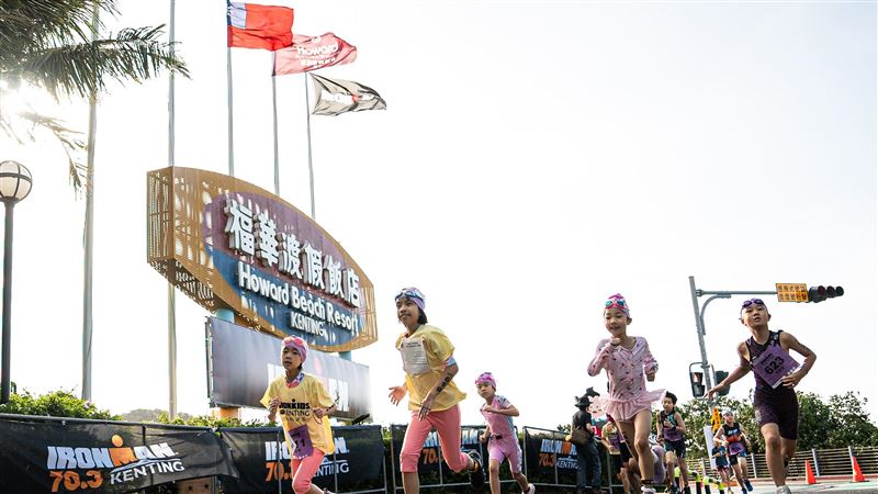 2025 MaiCoin IRONMAN 70.3 Kenting圓滿落幕，來自49國、逾1,500位選手齊聚墾丁挑戰山海賽道。韓國黃晳煕奪下總冠軍，台灣張綺文強勢連霸女子組，地表最強老爸許仁茂拿下國內男子第一，賽事釋出50席世界賽門票，氣氛沸騰！（圖／IRONMAN提供）