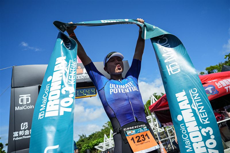 2025 MaiCoin IRONMAN 70.3 Kenting圓滿落幕，來自49國、逾1,500位選手齊聚墾丁挑戰山海賽道。韓國黃晳煕奪下總冠軍，台灣張綺文強勢連霸女子組，地表最強老爸許仁茂拿下國內男子第一，賽事釋出50席世界賽門票，氣氛沸騰！（圖／IRONMAN提供）