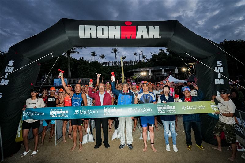 2025 MaiCoin IRONMAN 70.3 Kenting圓滿落幕，來自49國、逾1,500位選手齊聚墾丁挑戰山海賽道。韓國黃晳煕奪下總冠軍，台灣張綺文強勢連霸女子組，地表最強老爸許仁茂拿下國內男子第一，賽事釋出50席世界賽門票，氣氛沸騰！（圖／IRONMAN提供）