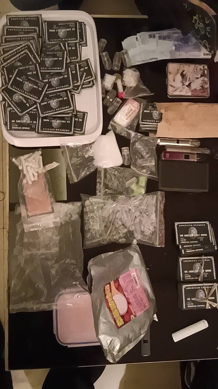 張男以汽車旅館作為據點，躲藏在內分裝毒品。（圖／翻攝畫面）