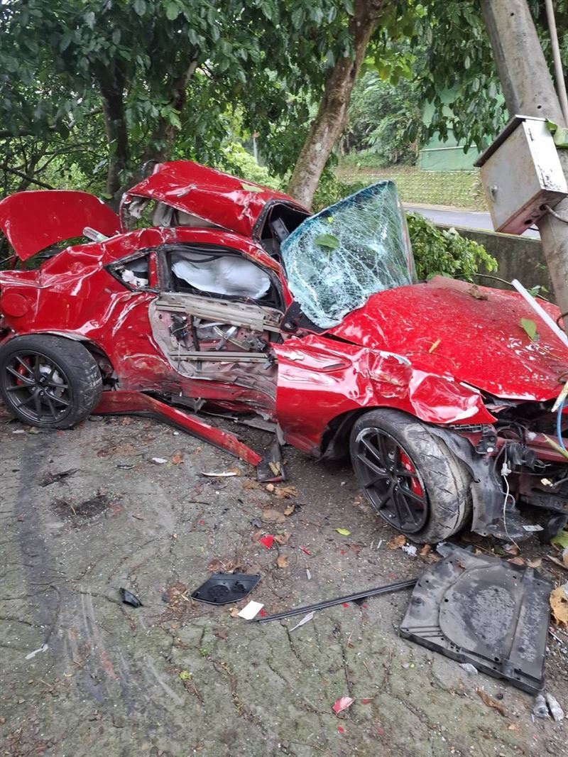 鄭姓男子所駕駛TOYOTA 86幾乎全毀。（圖／翻攝畫面）