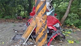 鄭姓男子（32歲）昨天（1日）清晨駕駛TOYOTA 86跑車行經石碇靜安路時，疑因車速過快過彎失控，車輛撞上路旁電線桿，車體嚴重變形，鄭男一度受困在車內，經送醫急救仍傷重觀察中。