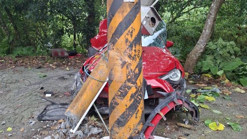 石碇「拓海哥」過彎失控　86猛撞電桿全毀