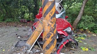 石碇「拓海哥」過彎失控　86猛撞電桿全毀