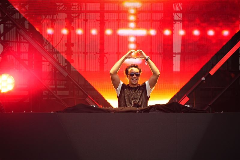 Laidback Luke睽違10年來台，在Ultra Taiwan手比愛心送給台灣粉絲。（圖／Ultra Taiwan提供）