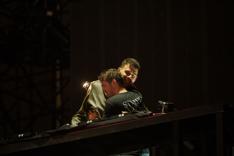 Martin Garrix、Afrojack在Ultra Taiwan台上不斷貼身擁抱，讓台灣觀眾難得見證兩大巨星的好交情。（圖／Ultra Taiwan提供）