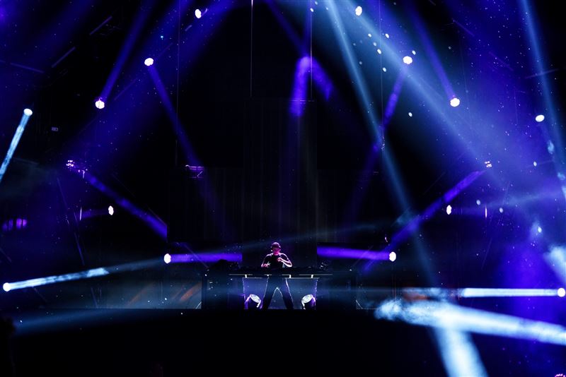 Martin Garrix在Ultra Taiwan表演最後半小時開始降雨，然而現場觀眾的熱情完全沒有被雨水澆熄，伴隨著振奮人心的音樂在雨中狂跳。（圖／Ultra Taiwan提供）