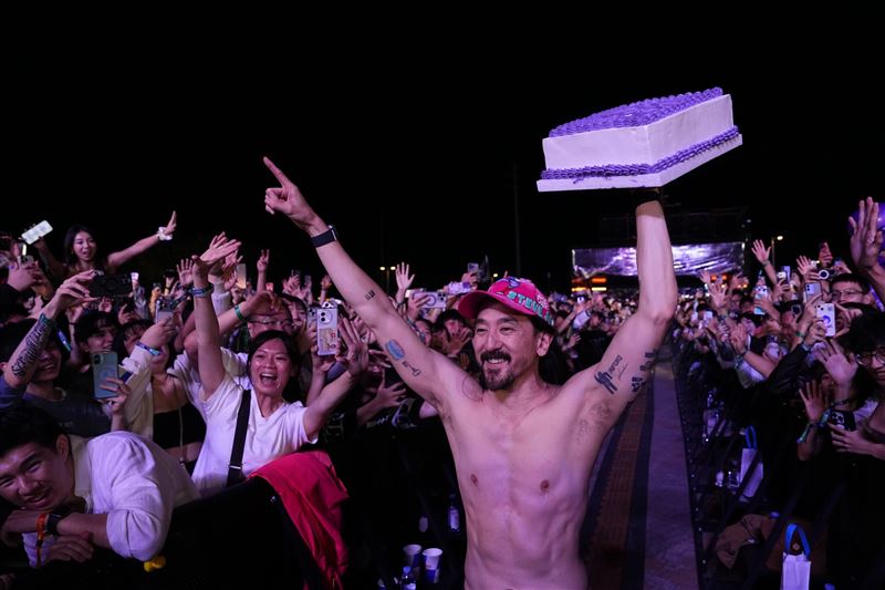 Steve Aoki來台在Ultra Taiwan連砸10個蛋糕，粉絲滿臉奶油HIGH炸。（圖／Ultra Taiwan提供）