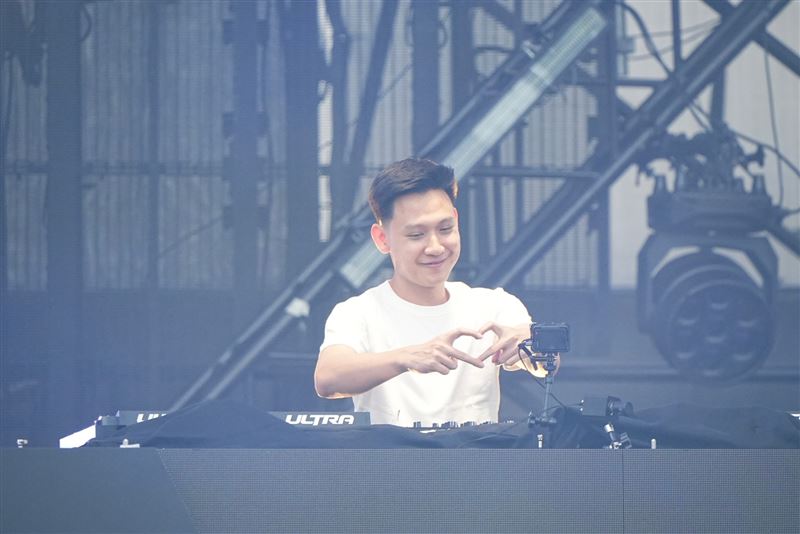 Y3llo首度來台，在Ultra Taiwan手比愛心，放送為台灣特別創作的新歌〈台北沒有愛情〉。（圖／Ultra Taiwan提供）