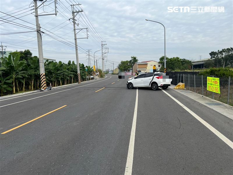 自小客自撞後彈飛到對向車道。（圖／翻攝畫面）