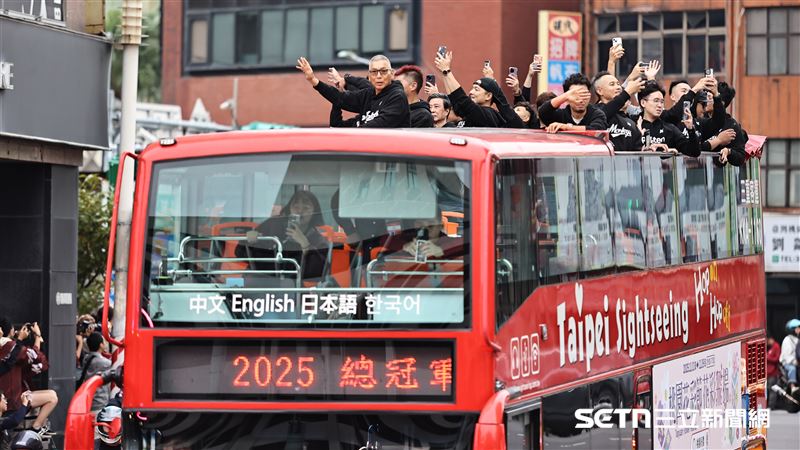 樂天桃猿封王遊行，總教練古久保健二和教練團搭乘觀光巴士接受球迷歡呼。（圖／記者劉彥池攝影）