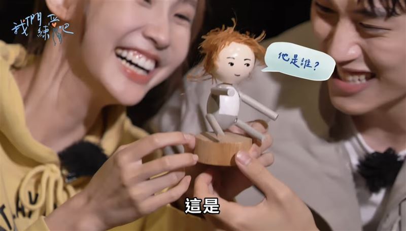 粿粿為范姜彥豐做的玩偶，髮型相當凌亂。（圖／翻攝自YouTube@dentsuentertainment）