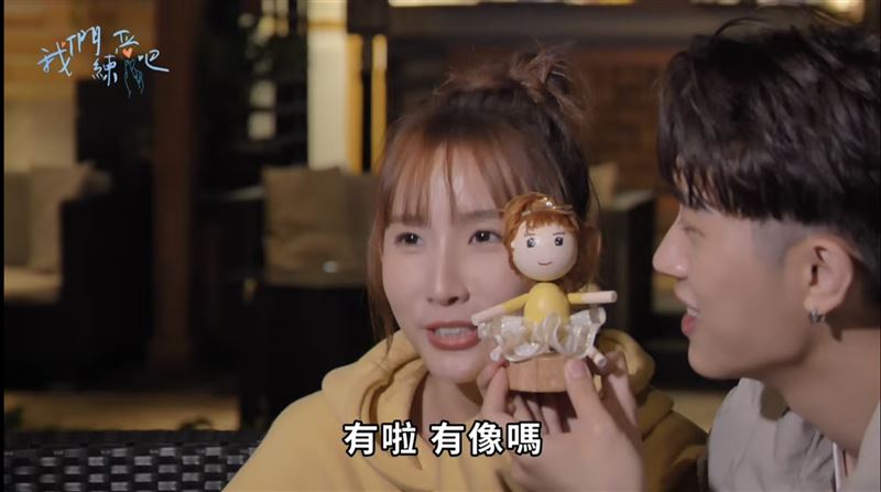 范姜彥豐展示成品，細心還原粿粿的瀏海與包子頭造型，並替玩偶穿上澎澎裙。（圖／翻攝自YouTube@dentsuentertainment）