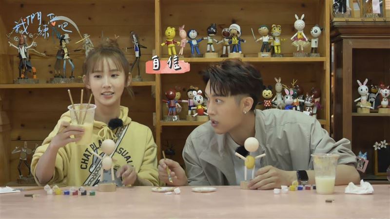 范姜彥豐與粿粿兩人在節目《我們練愛吧3》中，互做對方玩偶。（圖／翻攝自YouTube@dentsuentertainment）