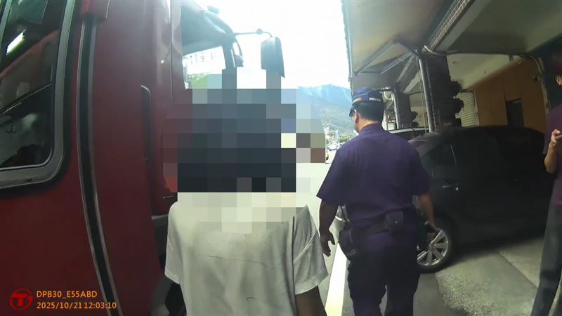 蒲姓女子自稱心情不好縱火被當場逮捕。（圖／翻攝畫面）