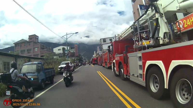 消防人員到場灌救火勢、疏散房客。（圖／翻攝畫面）