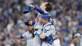 洛杉磯道奇隊1日拿下美國職棒大聯盟世界大賽冠軍，捕手史密斯在第7戰延長賽11局開轟是致勝功臣。（圖／美聯社／達志影像）