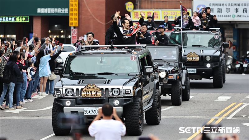 樂天桃猿封王遊行，領隊牧野幸輝搭乘悍馬車接受球迷歡呼。（圖／記者劉彥池攝影）