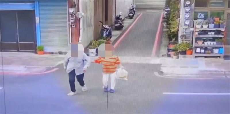 吳姓夫妻從住家巷口出來，提著水果要橫越雙向4線道的馬路。（圖／翻攝畫面）