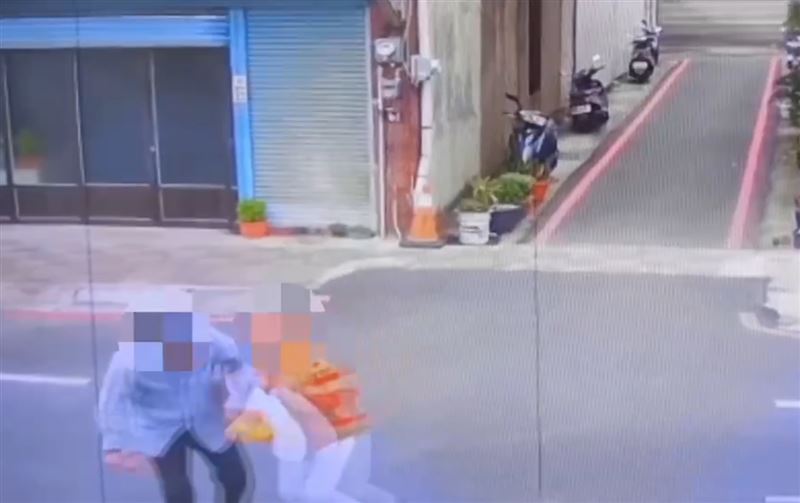 夫妻倆走到馬路中間時閃都閃不掉，遭撞飛。（圖／翻攝畫面）