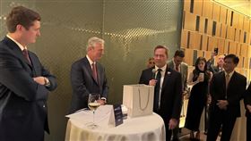 （左至右）美國政府官員包含前國安會幕僚長現任美國全球策略（AGS)執行長Alex Gray、川普特使以及新任駐聯合國代表Mike Waltz都同台台灣外交部長林佳龍同框發言。（圖／翻攝自杜奕瑾臉書）