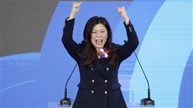 國民黨全代會　鄭麗文舉雙手歡呼中國國民黨第22屆第1次全國代表大會1日上午在台北成功高中體育館舉行，新任黨主席鄭麗文（圖）上任致詞後高舉雙手歡呼。中央社記者翁睿坤攝 114年11月1日