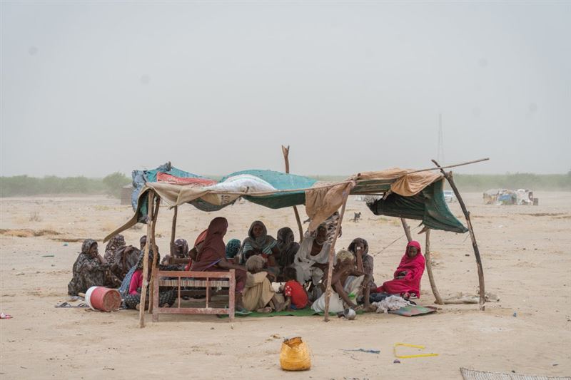 餐風露宿的蘇丹難民。（圖／翻攝自X平台 @Alnazeirabusai1）