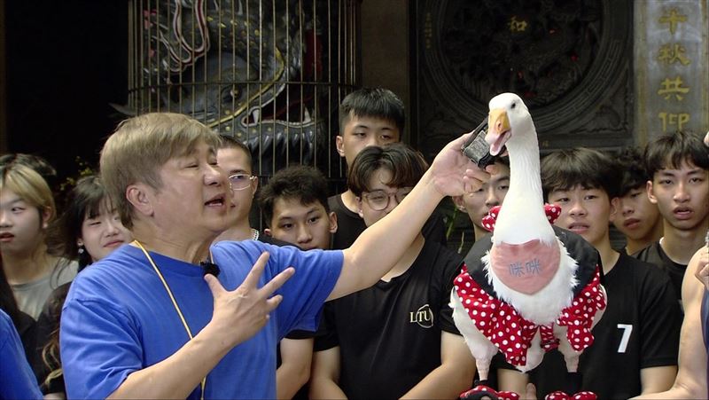 胡瓜與寵物鵝對話。（圖／民視提供）