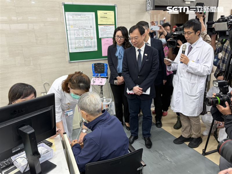石崇良（右二）實際走訪聯醫信義門診部檢視UCC運作流程，已有民眾上門就醫諮詢。（圖／記者簡浩正攝影）