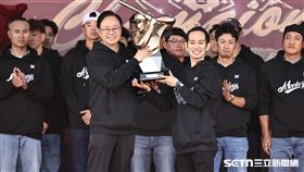 樂天桃猿封王遊行，領隊牧野幸輝和桃園市長張善政分享冠軍獎盃。（圖／記者劉彥池攝影）