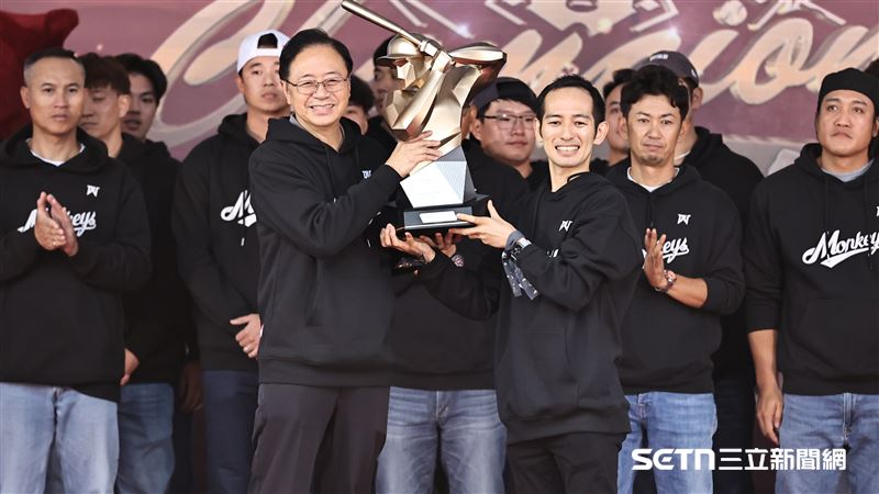 樂天桃猿封王遊行，領隊牧野幸輝和桃園市長張善政分享冠軍獎盃。（圖／記者劉彥池攝影）