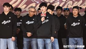 樂天桃猿封王遊行，隊長林立致詞。（圖／記者劉彥池攝影）