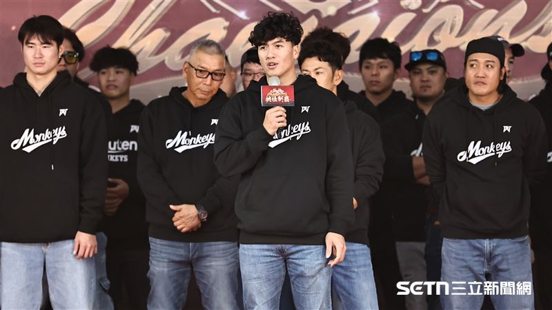 樂天桃猿封王遊行，隊長林立致詞。（圖／記者劉彥池攝影）