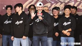 樂天桃猿封王遊行，投手黃子鵬致詞。（圖／記者劉彥池攝影）