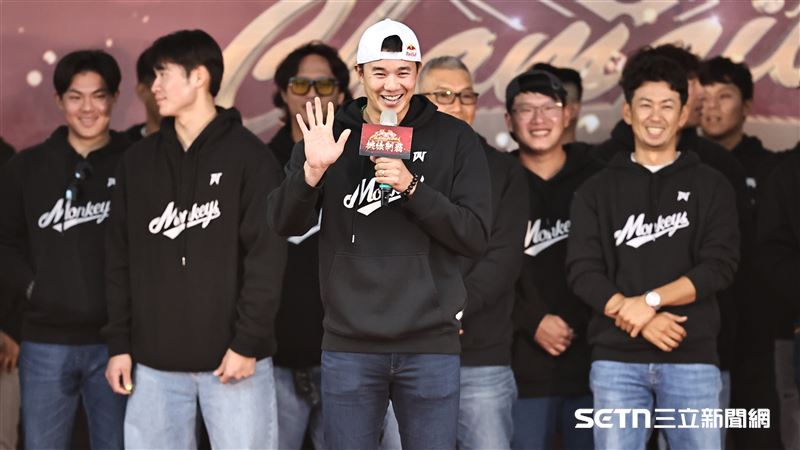 球迷高喊留下來　黃子鵬對FA話題不多回應