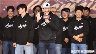 球迷高喊留下來　黃子鵬對FA話題不多回應