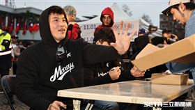 樂天桃猿封王遊行，野手林泓育幫球迷簽名。（圖／記者劉彥池攝影）