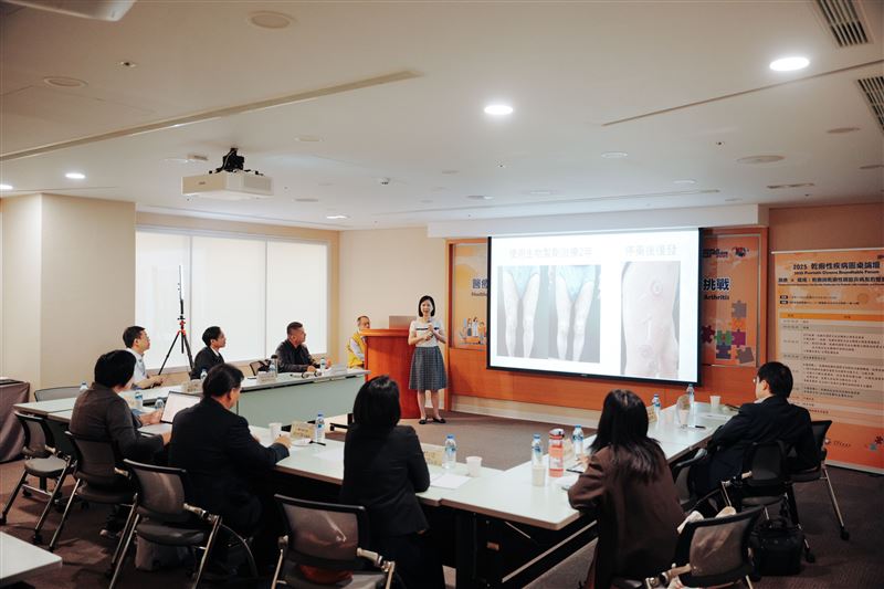 今日論壇主題眾多，黃毓惠醫師講述「乾癬與乾癬性關節炎的臨床治療與職場、就學表現的關係」。（圖／台灣乾癬協會提供）