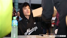 樂天桃猿封王遊行，野手林承飛幫球迷簽名。（圖／記者劉彥池攝影）