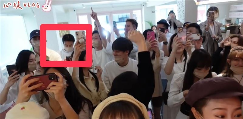 舊影片再掀波！粿粿性別派對上，王子（紅框）面無表情滑手機引熱議。（圖／翻吳心緹YT）