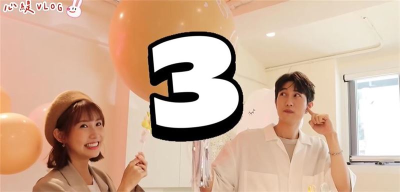 懷孕的粿粿（左）和老公范姜彥豐（右）辦性別派對，夫妻倆超興奮。（圖／翻吳心緹YT）