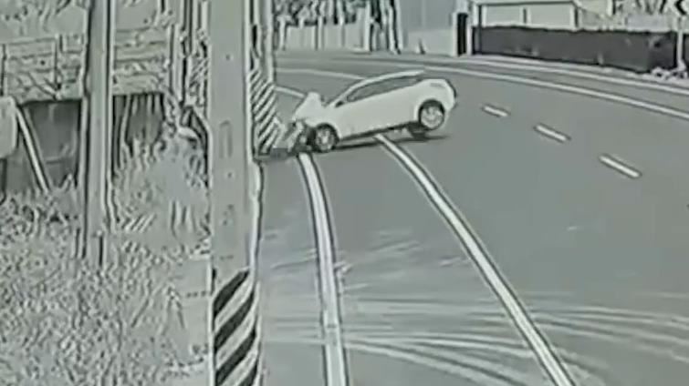 瞬間曝光！白車撞電桿　2歲女童慘死