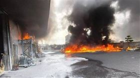 彰化縣和美塑膠工廠傳出火災，空地的廢棄物起火燃燒火勢猛烈。（圖／翻攝畫面）
