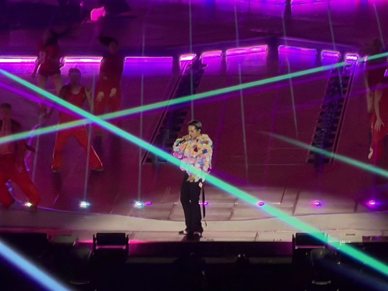 GD用中文開心跟粉絲問候，掀起全場瘋狂。（圖／讀者提供）