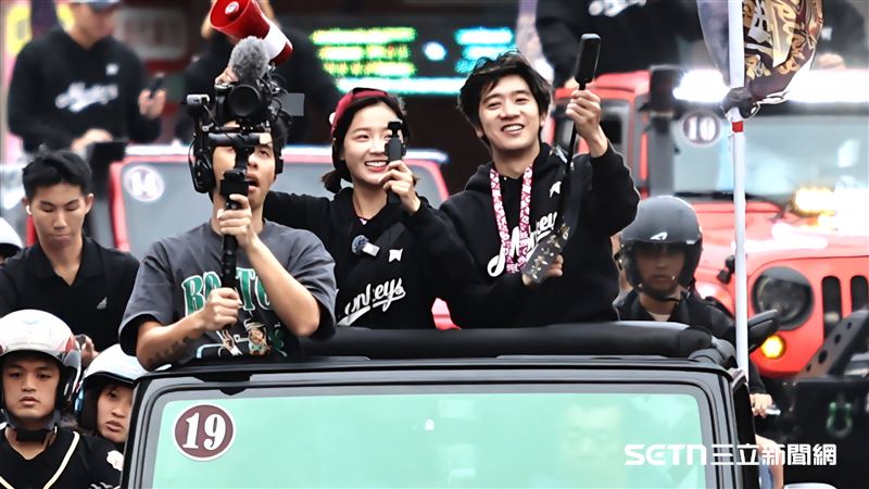 樂天桃猿封王遊行，樂天女孩「推進隊長」籃籃搭乘吉普車遊行。（圖／記者劉彥池攝影）