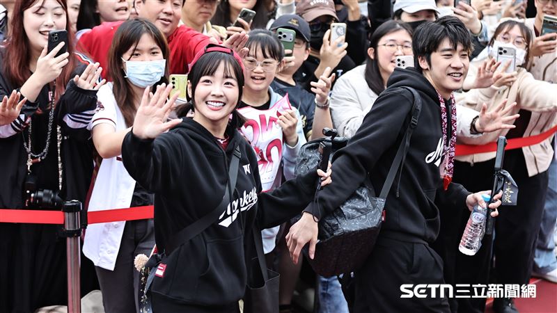 樂天桃猿封王遊行，樂天女孩「推進隊長」籃籃和應援團長Aby在球迷歡呼下走進會場。（圖／記者劉彥池攝影）